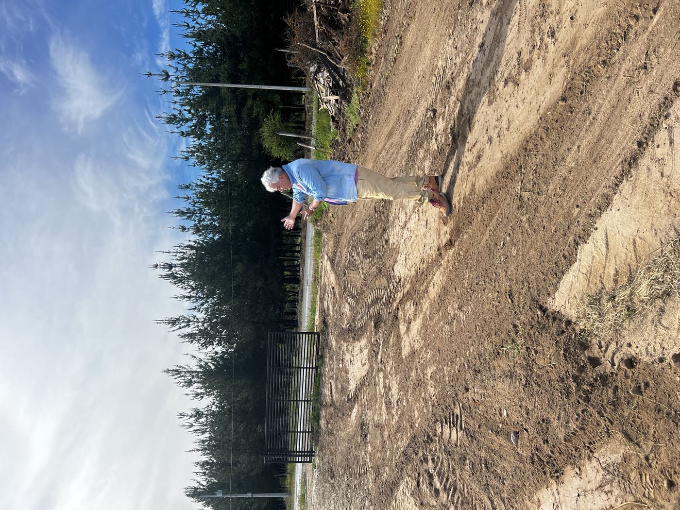 Raúl Duarte recorriendo uno de sus proyectos de parcelas en la Región del Maule